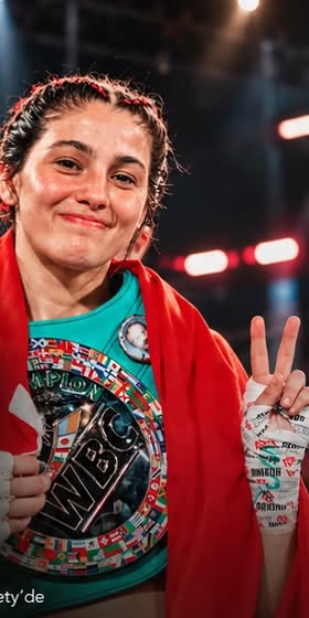 Seren Ay Çetin, WBC kemeri ve Türk bayrağıyla